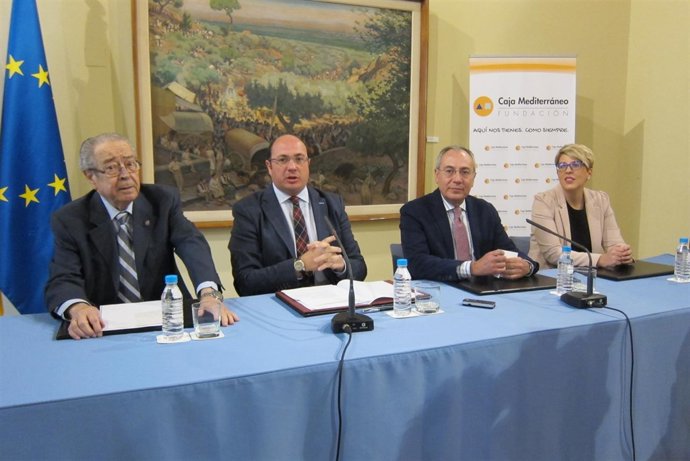 El presidente en el centro de la imagen