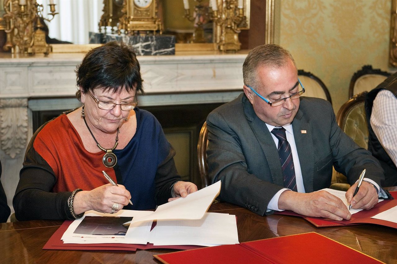 Mª José Beaumont y Pedro Herrero (Cruz Roja) firman un convenio de colaboración