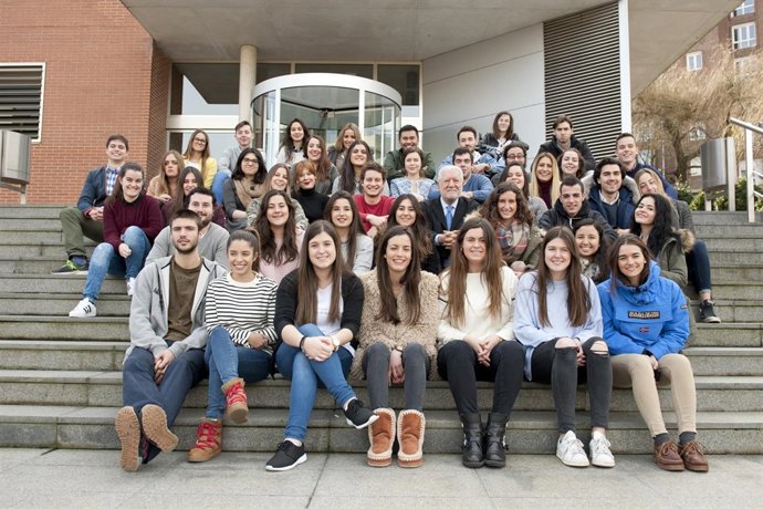 Luis Bassat y alumnos Cesine