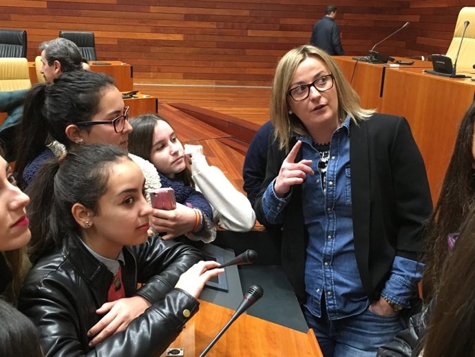 Blanca Martín habla con escolares en el hemiciclo