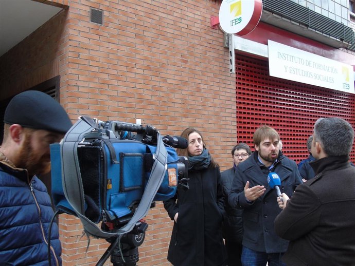 Daniel Ripa, atendiendo a una televisión