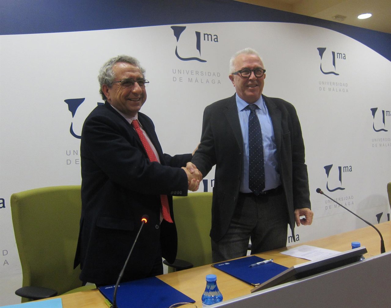 Sánchez Maldonado y Narváez en la firma de un convenio en Málaga