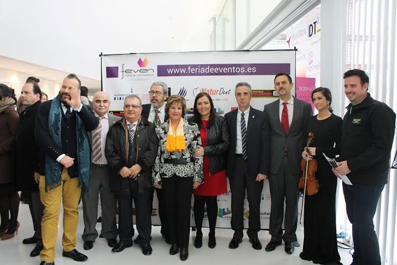 Carrillo (centro) durante la inauguración de Feven