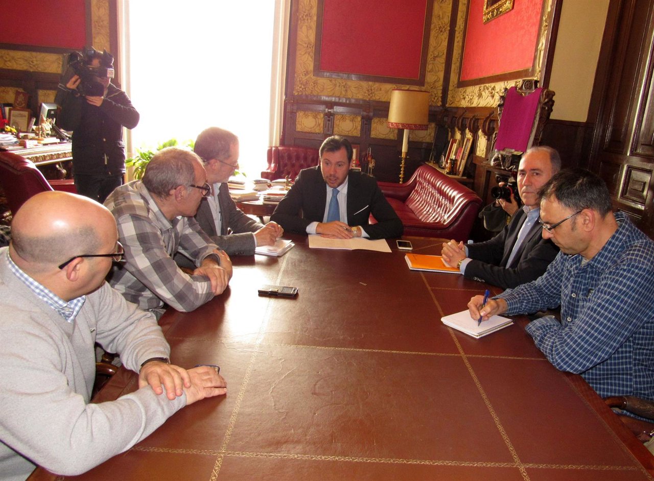 Puente, con Saravia y Gato, preside la reunión con miembros de CCOO