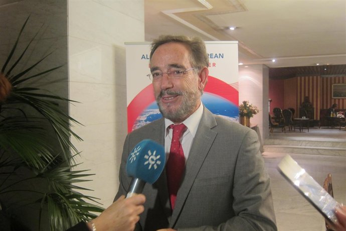 Felipe López atiende a los medios