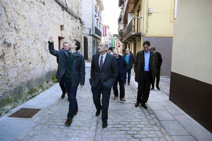 Visita a la calle renovada