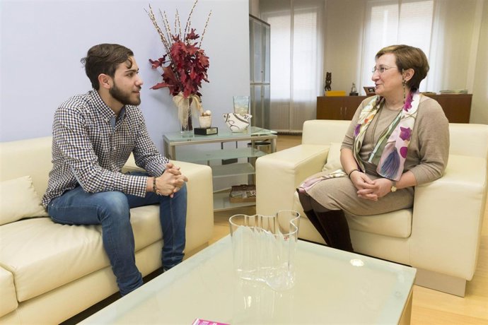 La consejera con el representante de los estudiantes