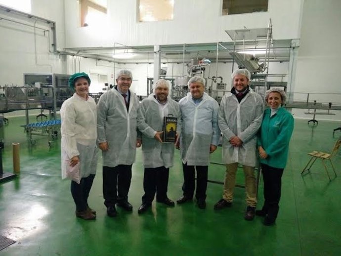 Peral y Zurera (centro) con directivos de Almazaras de la Subbética