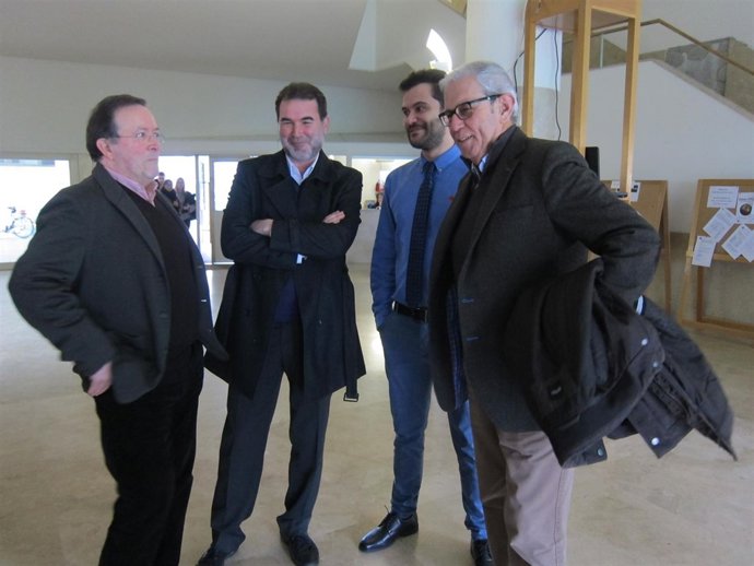 Anxo Quintana, en el centro, junto a Paulo Carlos López y Touriño