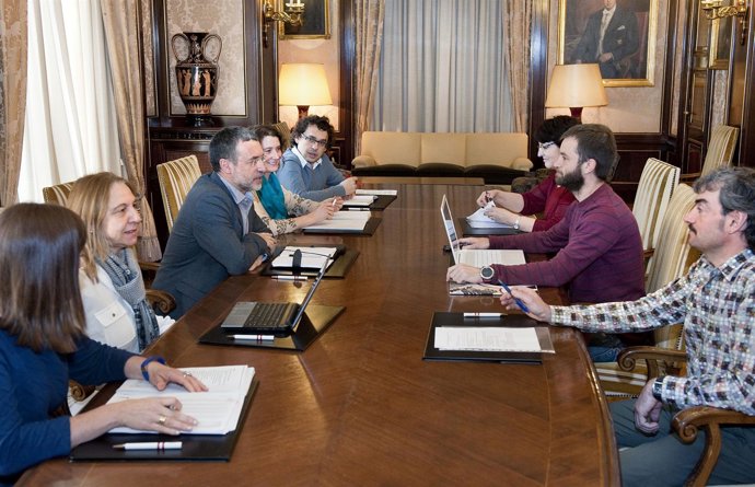 Reunión entre Miguel Laparra y Koldo Leoz.