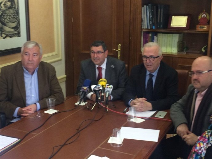 Sánchez Maldonado y Moreno Ferrer en una rueda de prensa en Vélez-Málaga