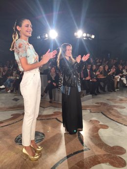 La diseñadora María del Barco saluda con una de sus modelos. 