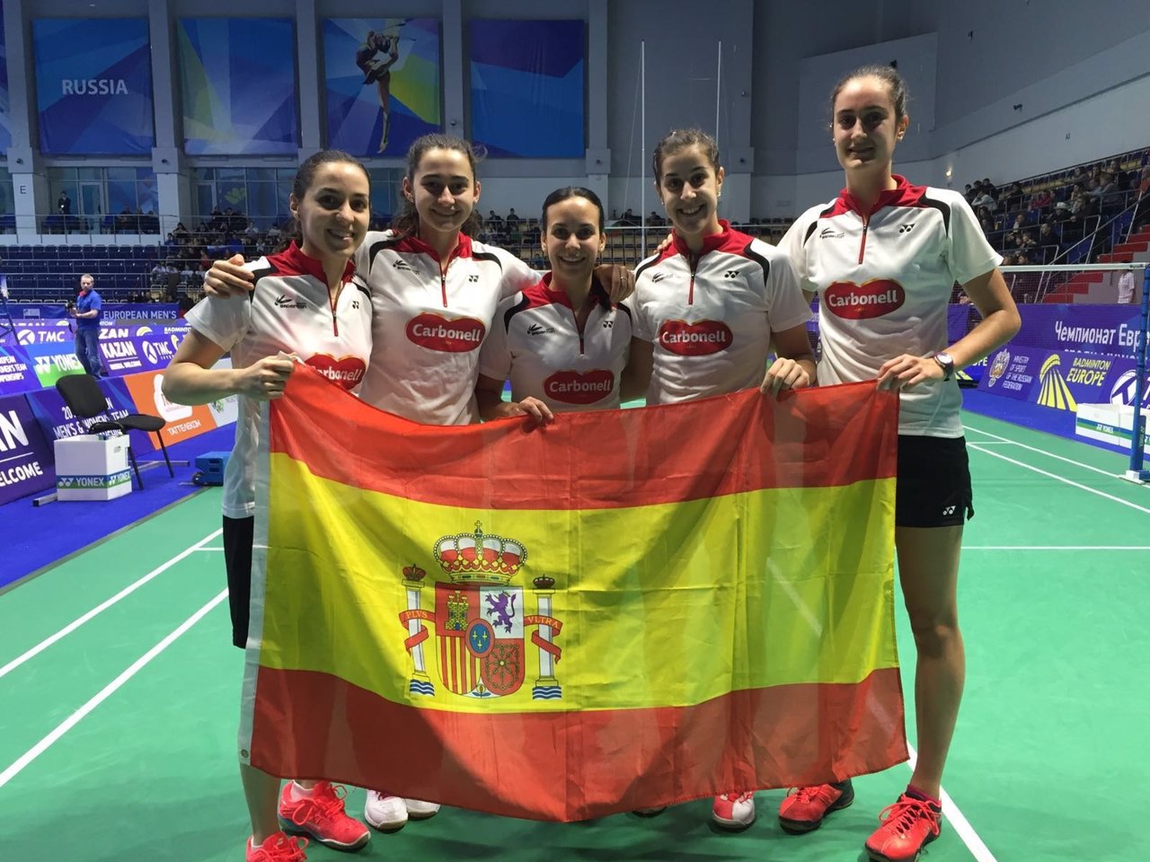 El equipo español femenino celebra su pase