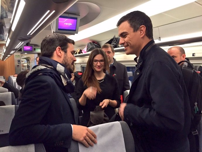 Pedro Sánchez y Alberto Garzón coinciden en el AVE hacia Valencia