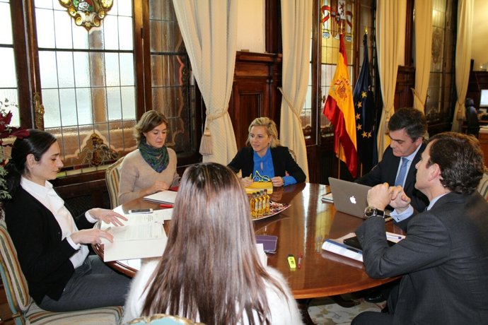 Adela Martínez-Cachá se reúne con la ministra García Tejerina
