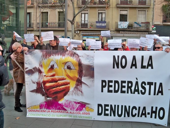 Concentración de rechazo a la pederastia en los colegios en Barcelona