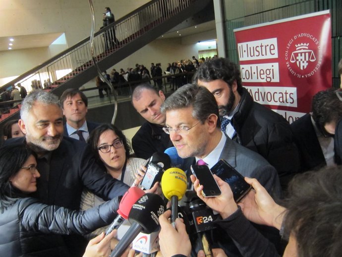 El ministro de Justicia, Rafael Catalá, atiende a los medios