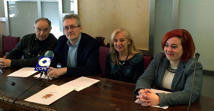 Firma del convenio entre el Ayuntamiento y el Joven Ballet del Pirineo.