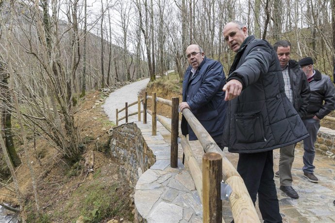 Jesús Oria inspecciona las mejoras realizadas en caminos rurales en Arredondo