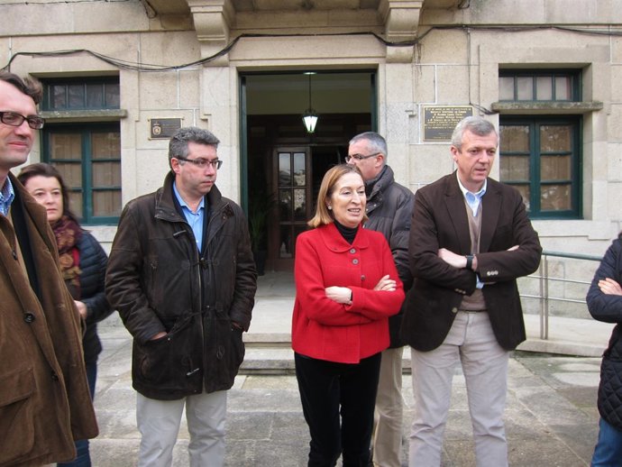 Ana Pastor durante una visita a las zonas de Redondela afectadas por el temporal