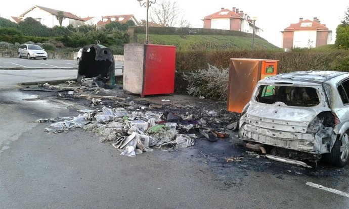 Contenedores quemados este sábado en Camargo