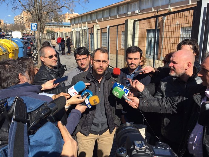 Valero atiende a los medios de comunicación, entre García y Garzón