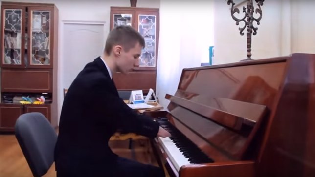 Joven ruso sin manos toca el piano