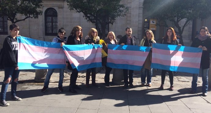 Concentración contra la transfobia y homofobia frente al Ayuntamiento de Sevilla