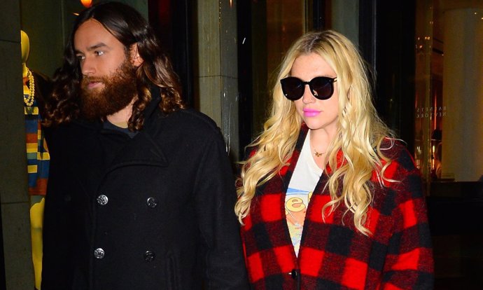 Kesha paseando por Nueva YorkNew York, NY - Kesha goes to Barney's with her boyf