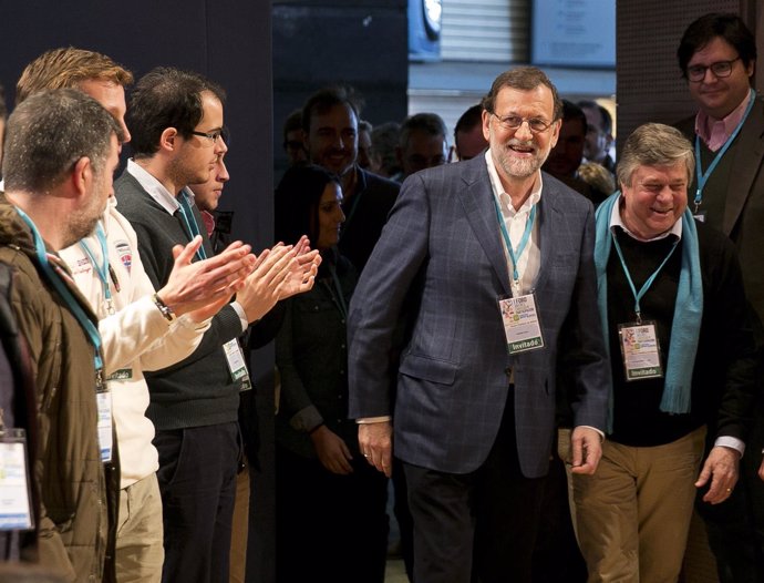 Rajoy llega a un acto de NNGG en Bilbao con el padre de Leopoldo López