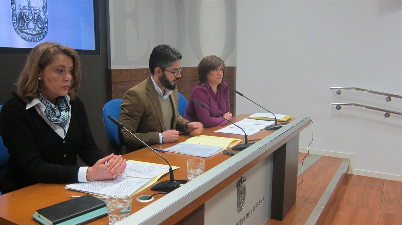 Carmen Ablanedo, Gerardo Antuña y Belén Fernández, en rueda de prensa. 