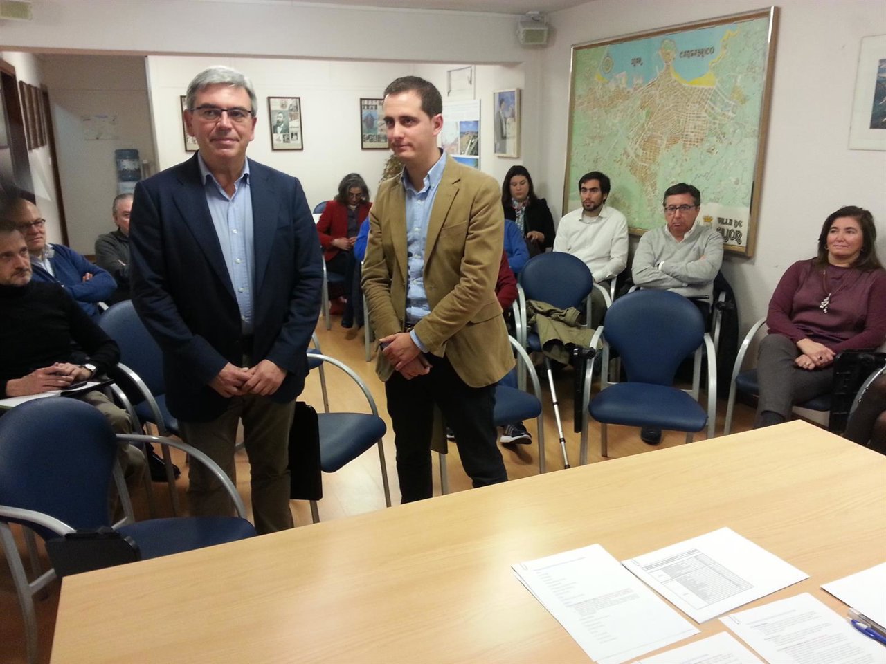 Medina (centro) antes de comenzar la reunión. 