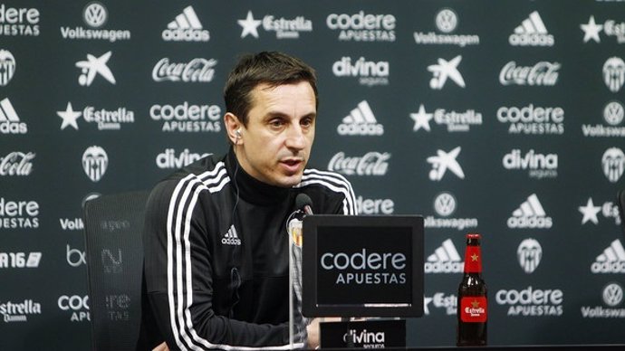 Gary Neville en rueda de prensa