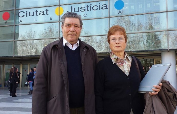 Pilar Alcorisa junto a su marido