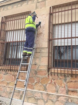 Un operario municipal destruye la placa en Sepúlveda