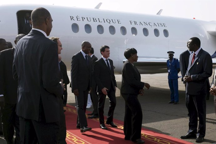 Manuel Valls junto a su homólogo de Burkina Faso, Paul Kaba Thieba