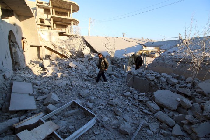 Edificio destruido por un ataque aéreo en la región siria de Alepo