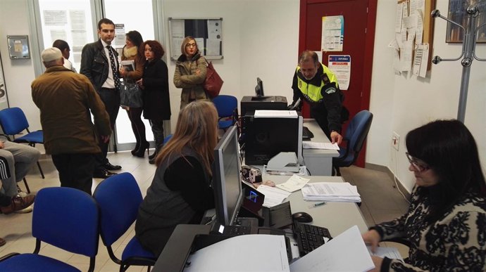 Visita del alcalde de Almería a la oficina de Gestión Municipal de La Cañada