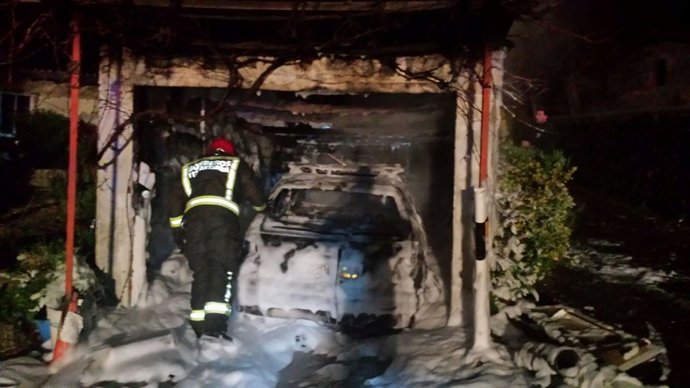 Extinción del fuego en el garaje de Iruz