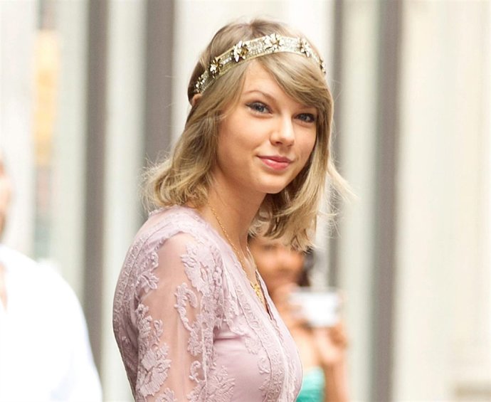 Taylor Swift en la boda de su mejor amiga