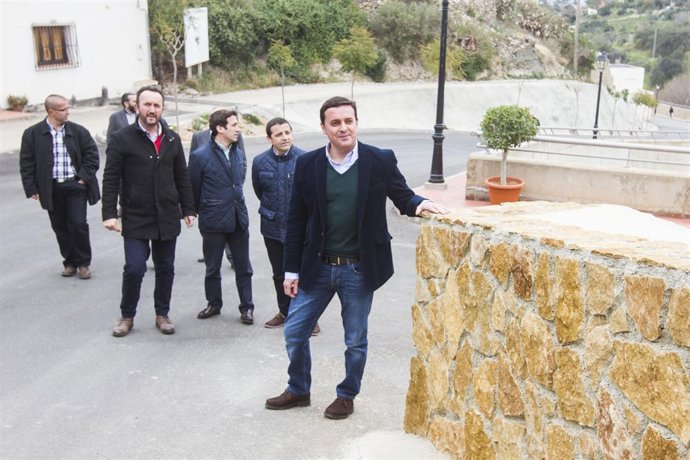 Javier A. García, vicepresidente de la Diputación, visitando obras en Bédar.