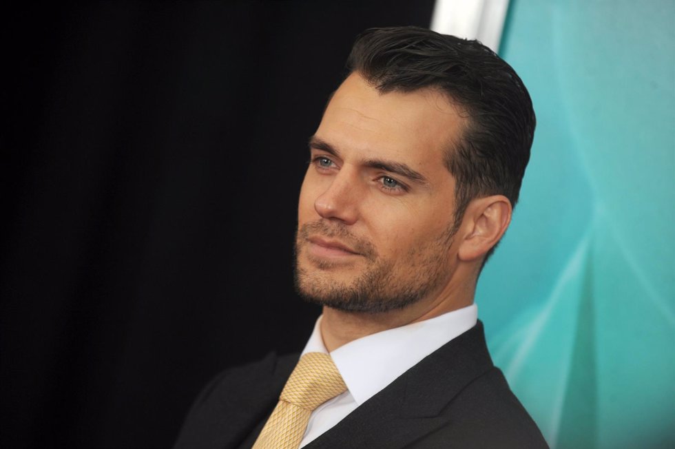 Henry Cavill habla de su joven Lois Lane, su novia 13 años menor que él