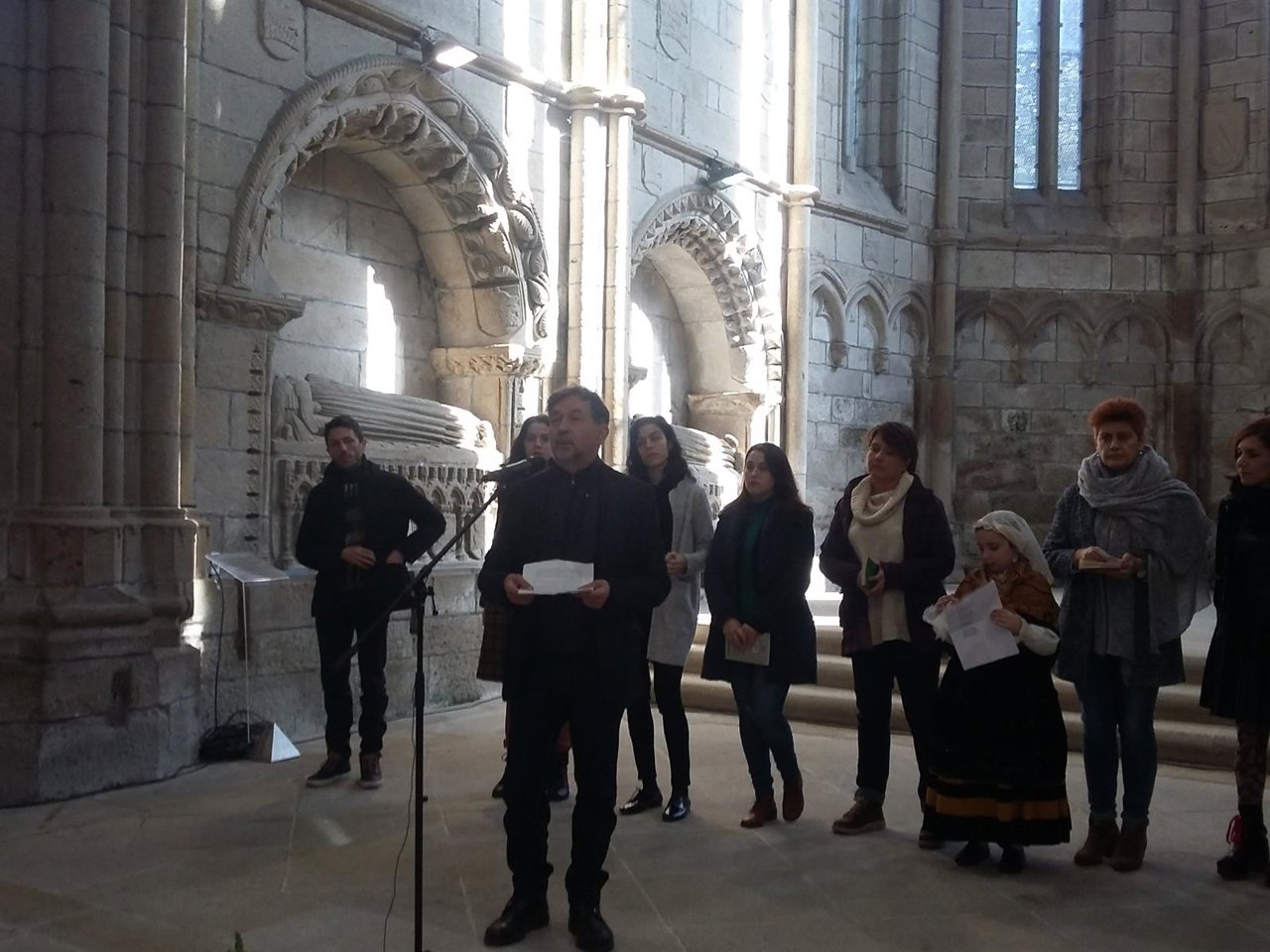 Suso de Toro lee el manifiesto de la AELG en el Panteón de Galegos Ilustres