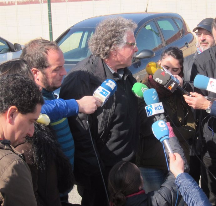 Joan Tardà y David Fernández atienden a los medios tras visitar a Otegi