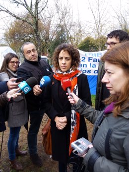 Alexandra Fernández, candidata de En Marea por Pontevedra, con el cerco
