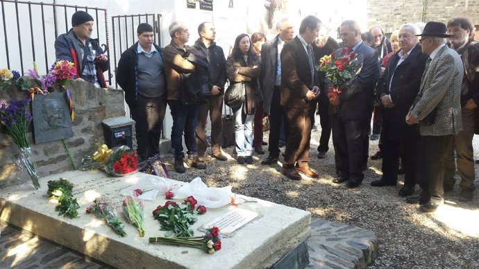 Acto de ofrenda floral a la tumba de Machado en Collioure (Francia)