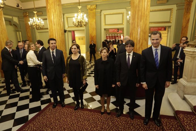 El ministro J.M.Soria, A.Colau, C.Forcadell, J.Puigdemont y el Rey Felip VI
