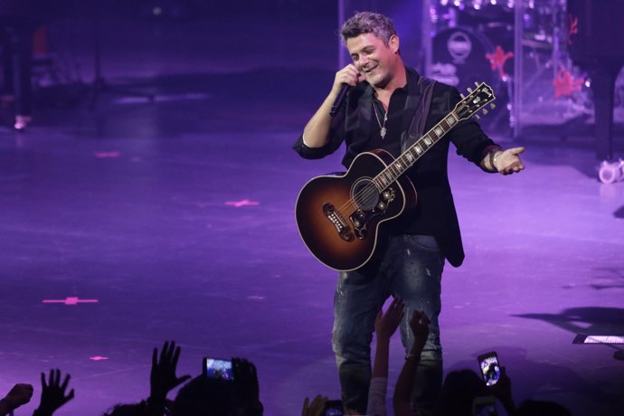 Alejandro Sanz durante un concierto en México