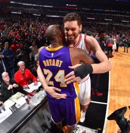 Pau Gasol y Kobe Bryant se abrazan tras el Lakers - Chicago Bulls