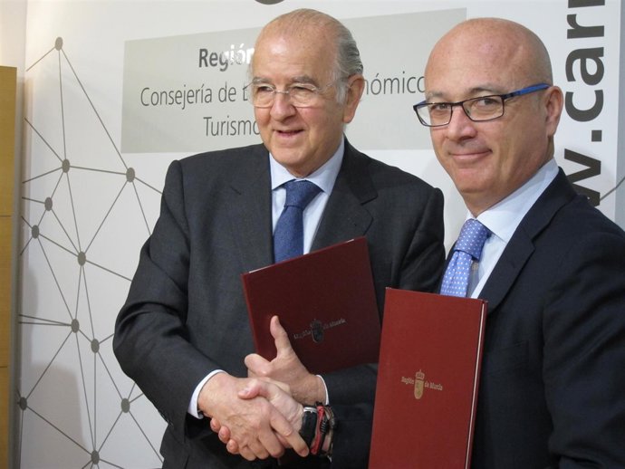 Carlos Egea y Juan Hernández se estrechan la mano tras firmar el acuerdo